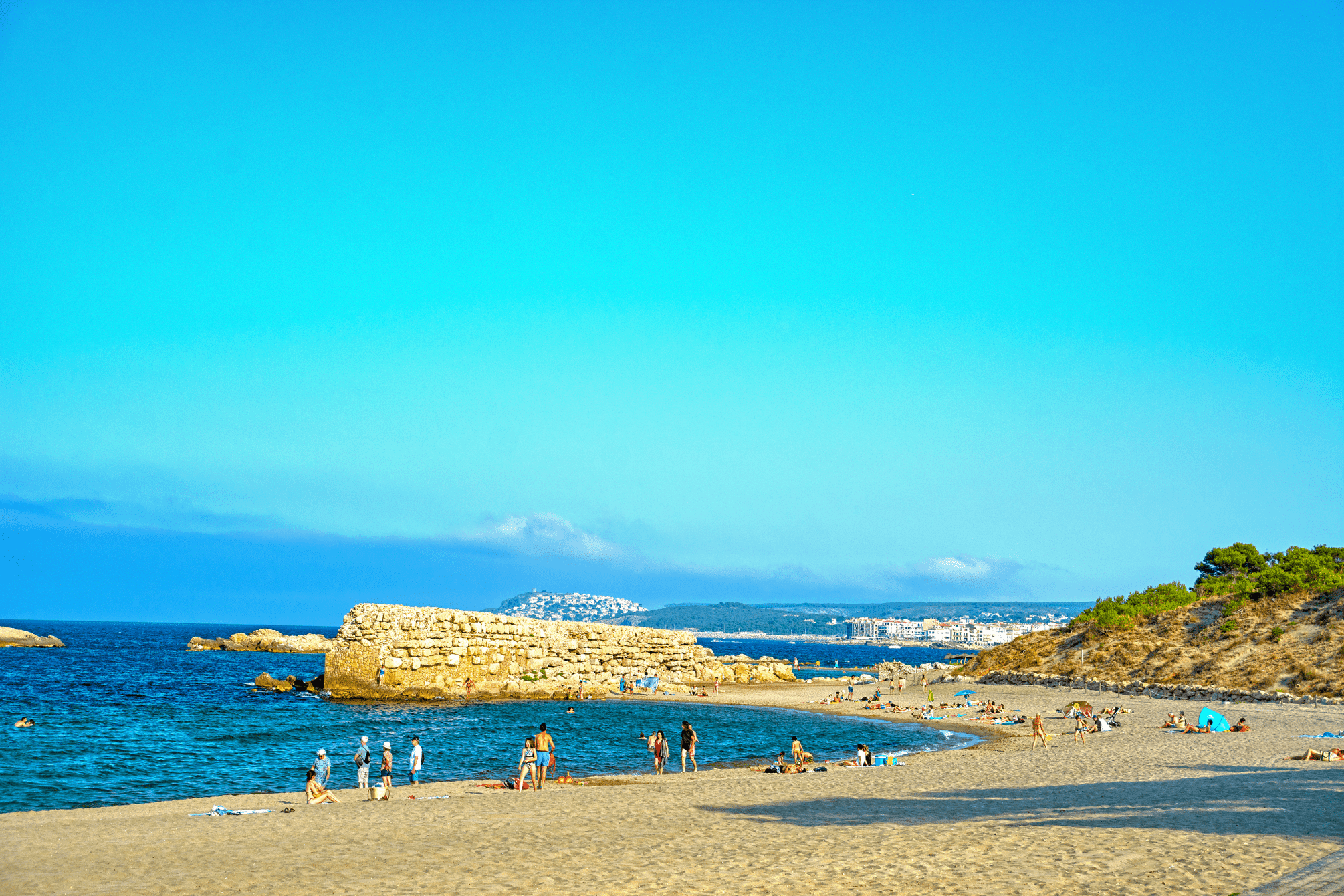 L'Escala plage et falaise